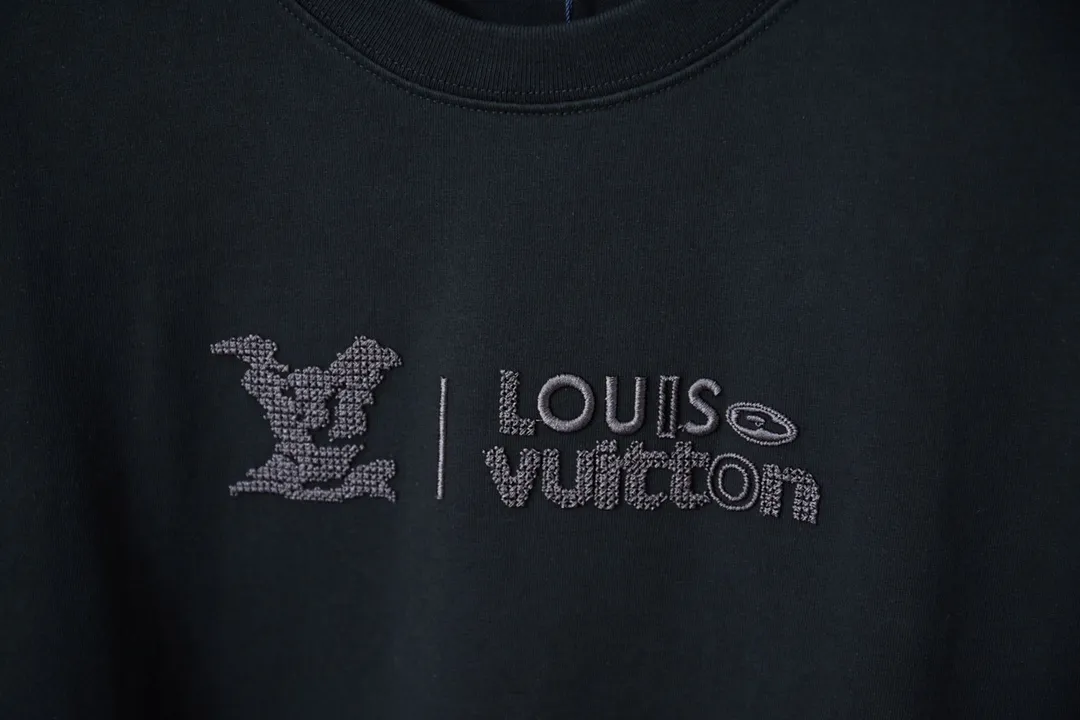 🅿️200 1V 25SS early spring new style short sleeves with embroidered letters, light luxury, a must-have item for daily commuting for men and women, correct version, welcome to compare, detailed features · 320 grams of 100% pure cotton double yarn jersey fabric · Special thickened 32 pieces of double yarn 1X1 thread in the same vat · Imported Tajima machine hollow embroidered letter logo. Ready-made garments are washed to make the embroidery softer · Double-needle sewing and cross-seam technology · Original main mark, washed tag, brand moisture-proof paper packaging Color: black/white/khaki Size: S/M/L/XL